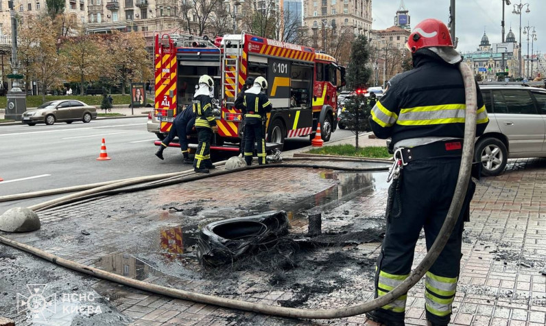 У Києві поліція затримала чоловіка, який підпалив шини на Хрещатику
