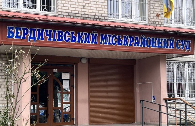 Вкрали 1700 грн, горіхи та олію — суд покарав зловмисника, який разом з подільниками напав на пенсіонера