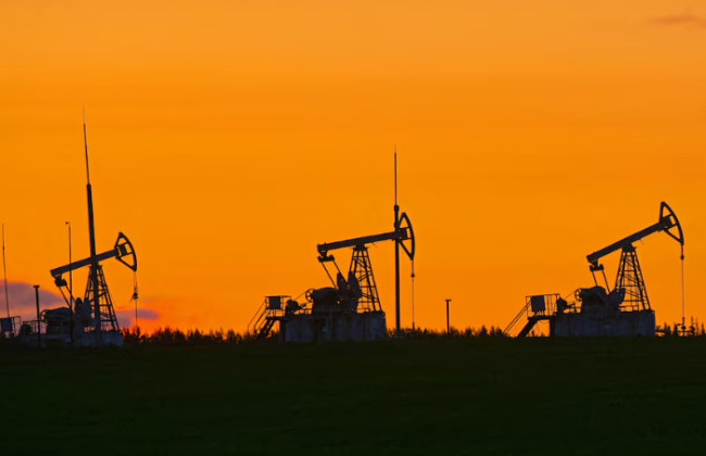 Держкомпанії Китаю призупинили закупівлі російської нафти через санкції США — Reuters