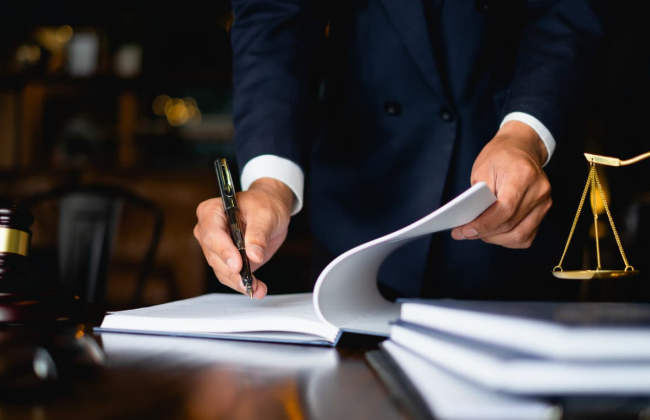 Британський юрист, якого виключили з реєстру за обман, не зміг повернутися до професії