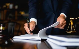 Британский юрист, исключенный из реестра за обман, не смог вернуться в профессию