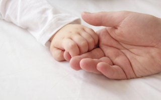 У Києві повідомили про підозру керівникам клініки, які намагалися віддати чужу дитину подружжю з Китаю