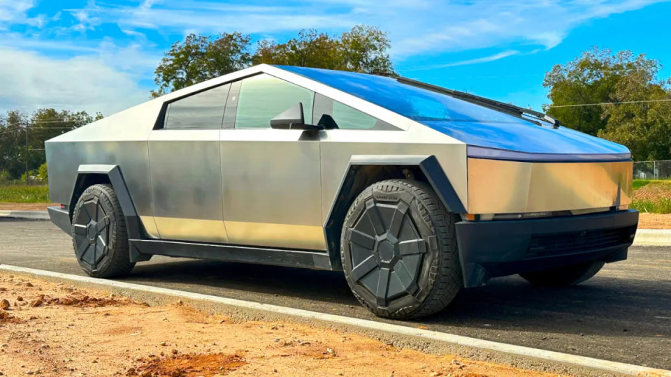 Tesla відкликає понад 63 тисячі Cybertruck через надто яскраві фари