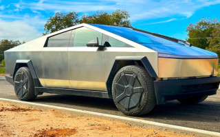 Tesla відкликає понад 63 тисячі Cybertruck через надто яскраві фари