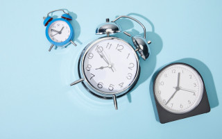 Україна переходить на зимовий час – коли перевести годинник