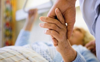 Медицинское обслуживание и жилье для маломобильных и пожилых людей – в Украине запускают новые программы для ВПЛ