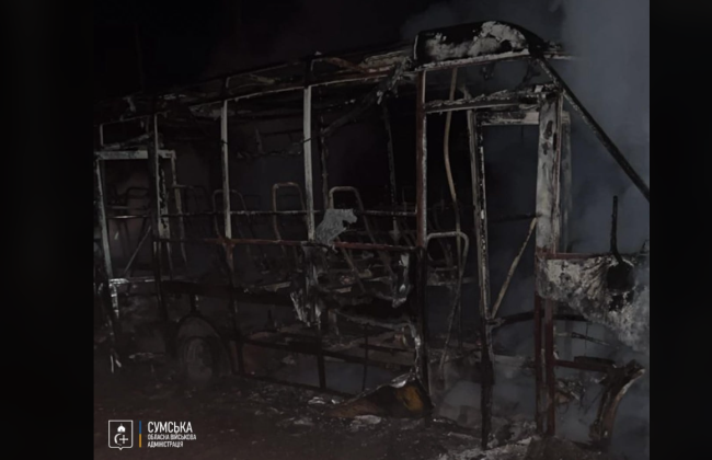 Россияне ударили дроном по микроавтобусу в Сумской области: 5 человек ранены, среди них — ребенок