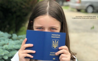 Коли дитина має бути присутня під час оформлення закордонного паспорта