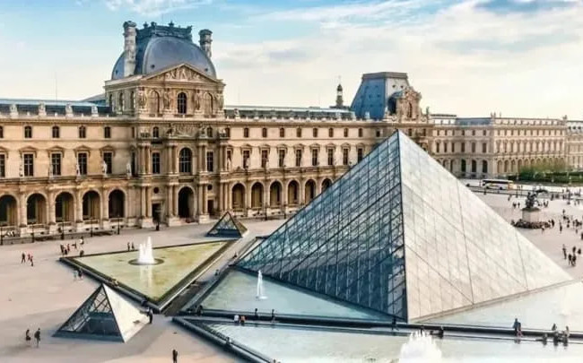 У Франції затримали 2 із 4 підозрюваних у крадіжці скарбів Лувру на €88 мільйонів