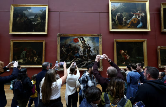 Після зухвалого пограбування серед білого дня Лувр заховав найцінніші коштовності під землею