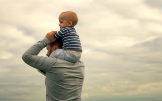 Биологический отец может доказывать свое отцовство, даже если ребенка признал муж матери — Верховный Суд