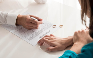 Женщине не удалось восстановить добрачную фамилию отдельным судебным решением — подробности дела