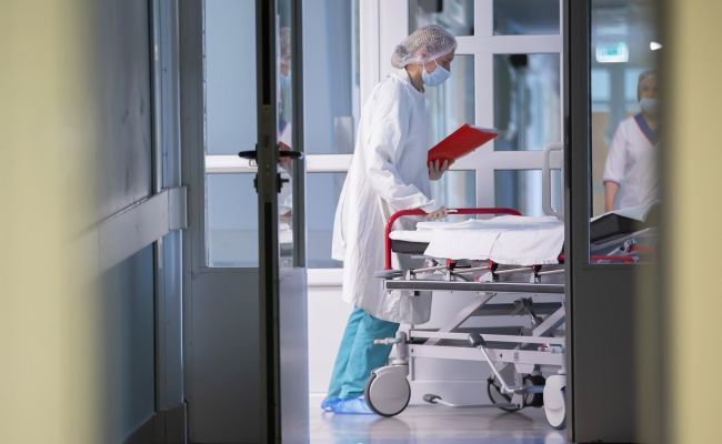 В Турции госпитализировали 60 медиков из-за отравления