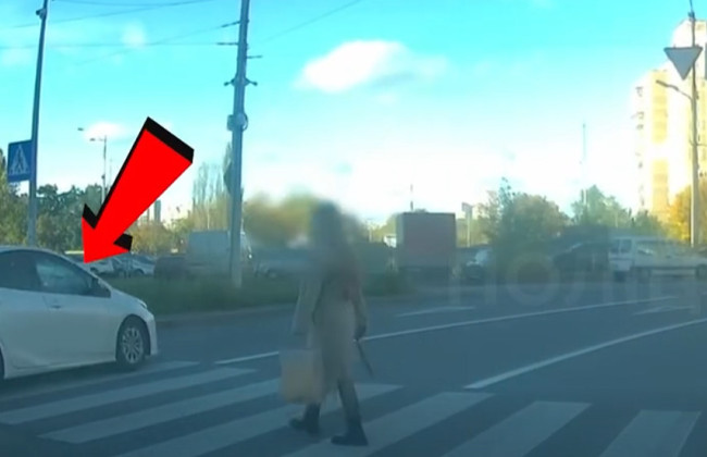 В Киеве наказали водителя Toyota, который не пропустил пешехода — видео