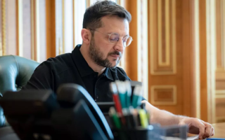 Зеленский поручил Шмыгалю начать экспорт оружия с ноября