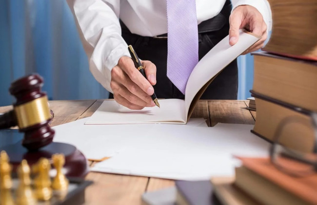 В Британии голову юридической фирмы исключили из реестра за присвоение более 160 тысяч фунтов клиентских средств