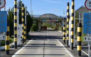 Румунія на місяць перекрила рух мостом через Тису на кордоні з Україною