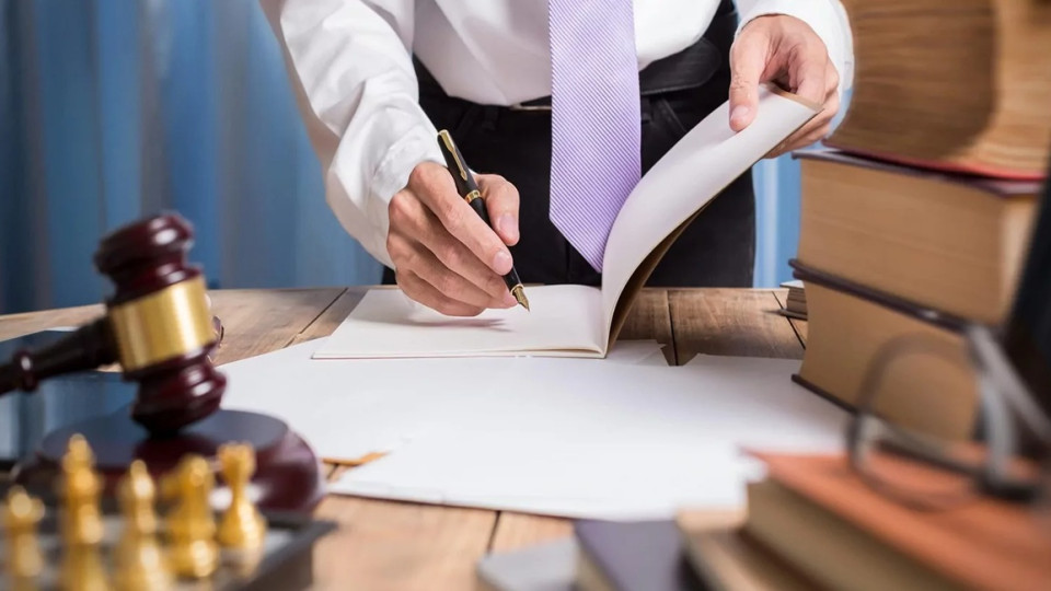 В Британии голову юридической фирмы исключили из реестра за присвоение более 160 тысяч фунтов клиентских средств