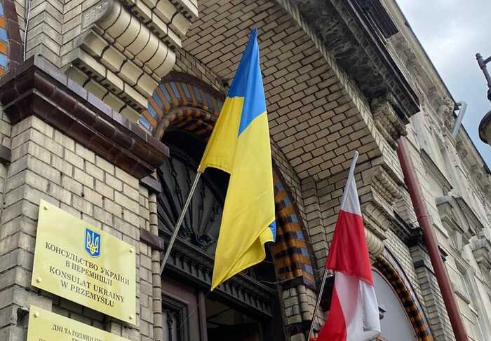В Перемышле в пятый раз за год сорвали украинский флаг с консульства