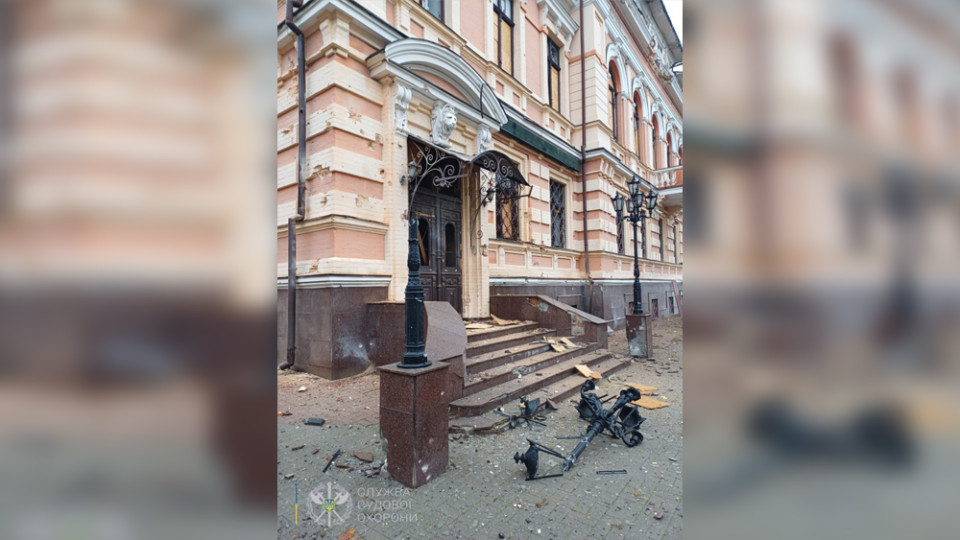 В Херсоне из-за обстрелов повреждено здание суда, фото