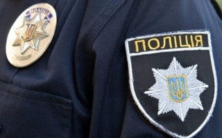 В Киевской области женщина ударила полицейского палкой во время проверки документов одного из местных мужчин