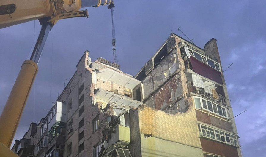 Вибух в багатоповерхівці у Хмельницкому — під завалами будинку знайшли тіла двох людей