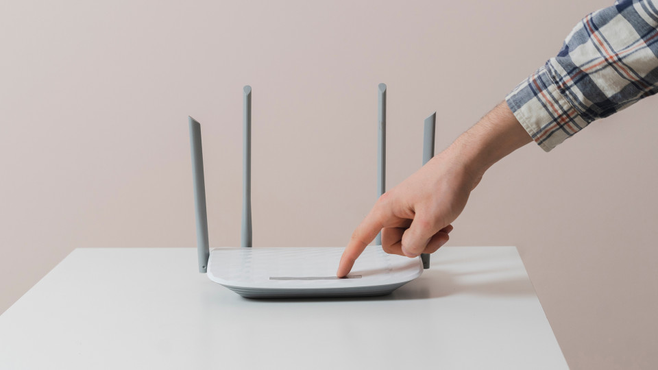 У Мінцифри порівняли, яка технологія інтернету краще витримує блекаути: xPON чи FTTx