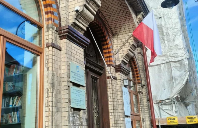 В Польше задержаны двое мужчин, которые сорвали украинский флаг со здания консульства