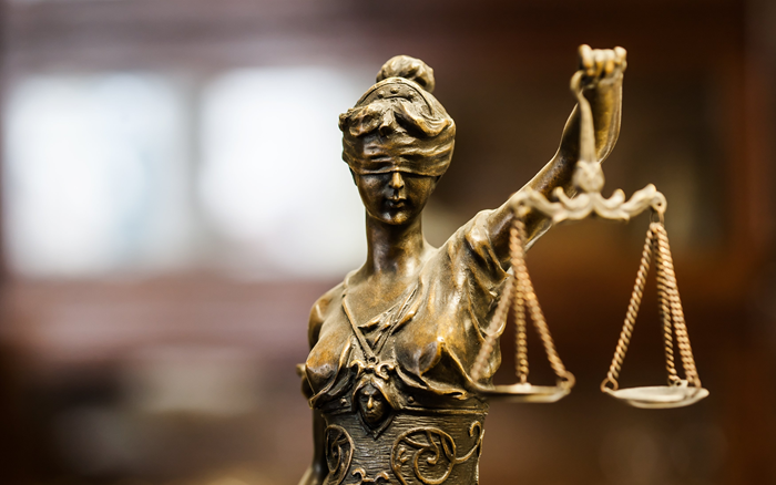 Апелляционный суд изменил решение о взыскании алиментов на совершеннолетнюю студентку — детали дела