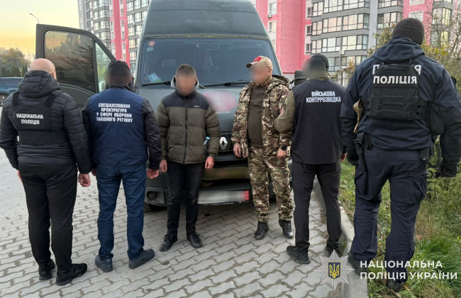 На Львівщині затримали чоловіків, які за гроші допомагали військовому виїхати в Європу