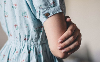 На Хмельниччині судили багатодітного батька за зґвалтування двох доньок