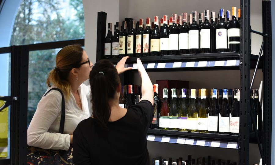 Торгівля алкоголем і тютюном: працівникам мають платити щонайменше дві мінімалки