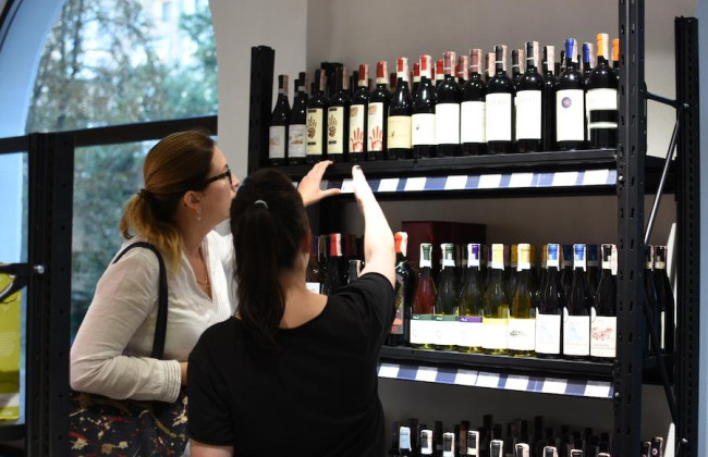 Торгівля алкоголем і тютюном: працівникам мають платити щонайменше дві мінімалки