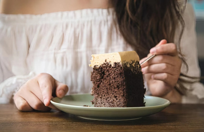 Жінка розлучилася з чоловіком після 25 років шлюбу — через шматок торта, який він з’їв без дозволу