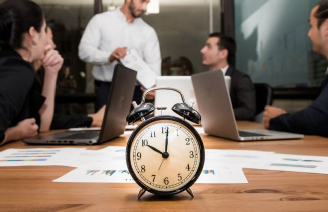 В Гоструда рассказали, какие действия должны выполнить работодатели после перевода часов