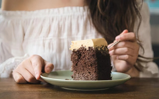 Жінка розлучилася з чоловіком після 25 років шлюбу — через шматок торта, який він з’їв без дозволу
