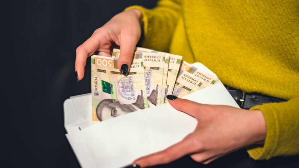 Как теперь будут начислять премии государственным служащим — разъяснение Седьмого ААС