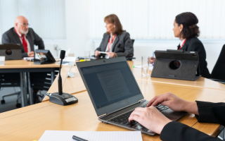 У Британії покарали члена трибуналу, яка писала особисті повідомлення під час судових засідань