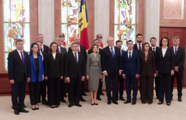 Новое правительство Молдовы во главе с Александру Мунтяну принесло присягу