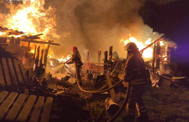 На Житомирщині серед ночі зайнявся дерев’яний будинок – пожежа забрала життя двох жінок