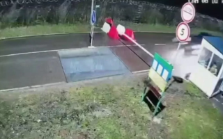 На Закарпатье военный протаранил пункт пропуска и сбежал в Венгрию — пострадал пограничник