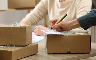 Нацбанк предлагает ввести налоги на электромобили и мелкие посылки