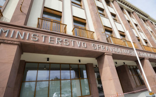 Словакия планирует автоматически расторгать браки при смене пола партнера