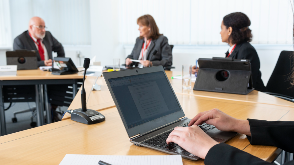 У Британії покарали члена трибуналу, яка писала особисті повідомлення під час судових засідань