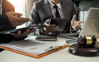 У Британії суд урізав гонорар юрфірми наполовину через завищені витрати