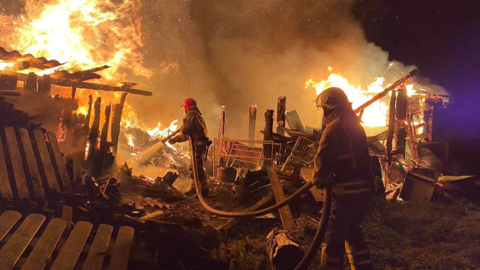 В Житомирской области посреди ночи загорелся деревянный дом – пожар унес жизни двух женщин