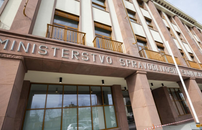 Словакия планирует автоматически расторгать браки при смене пола партнера