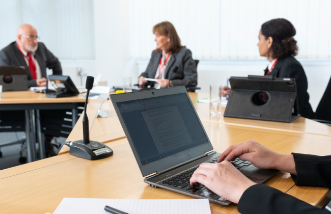 В Британии наказали члена трибунала, которая писала личные сообщения во время судебных заседаний