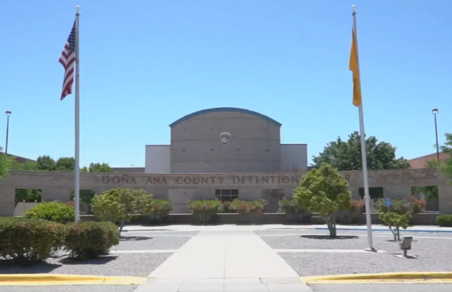 В США заключенные подали в суд на тюремную администрацию из-за жестоких «тренировок» с взрывами и оружием