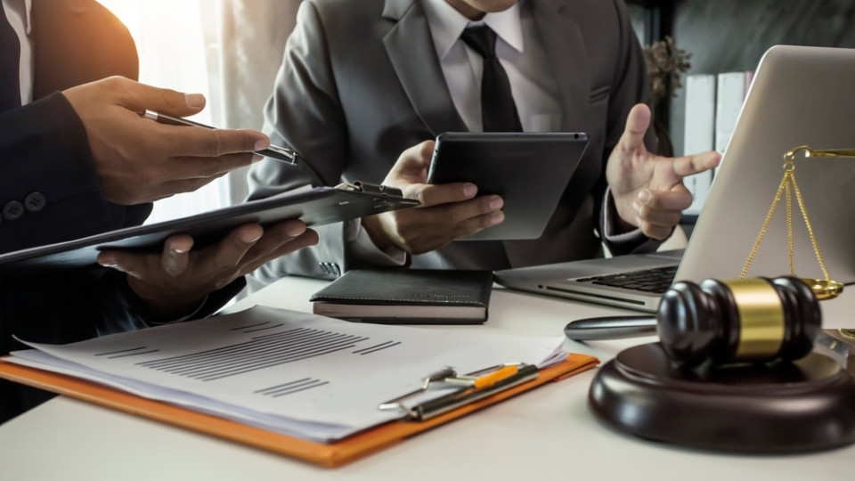 В Британии суд сократил гонорар юрфирмы наполовину из-за завышенных расходов